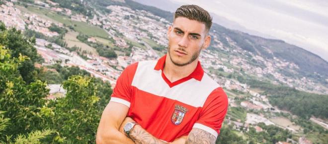 Roberto Fernández posa con la camiseta del Braga (Foto: SC Braga).