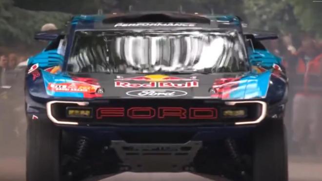 Carlos Sainz, con su nuevo Ford Raptor T1+ para el Dakar 2025