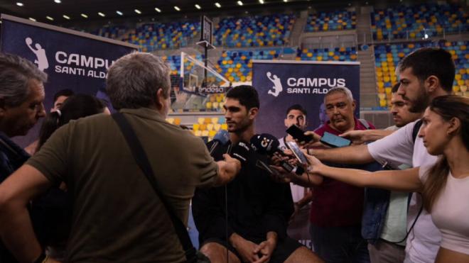 Santi Aldama, atendiendo a los periodistas en su campus (RR.SS)