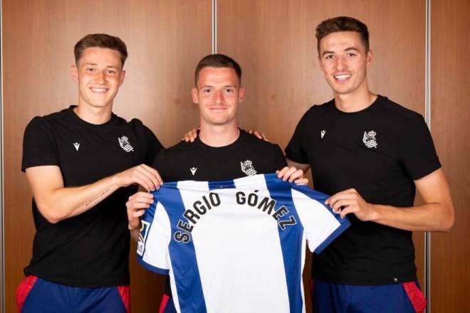 Sergio Gómez posa con Turrientes y Jon Pacheco con la camiseta de la Real Sociedad (Foto: Real Sociedad).