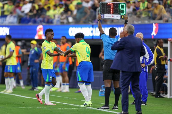 Endrick entrando al campo por Vinicius (Cordon Press)