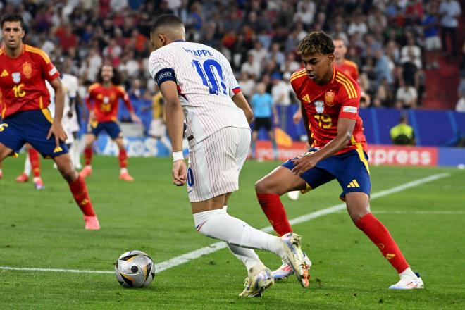 Kylian Mbappé encarando a Lamine Yamal (Cordon Press)