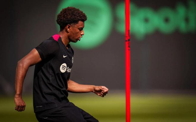 Alejandro Balde, en una sesión del Barcelona (Foto: FCB).