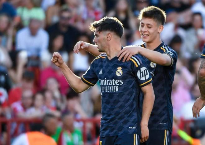 Brahim Díaz y Arda Güler celebran un gol en Granada (Foto: EFE).