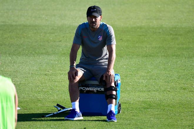 Diego Pablo Simeone, en una nevera junto a sus muletas durante una sesión del Atlético (Foto: EFE