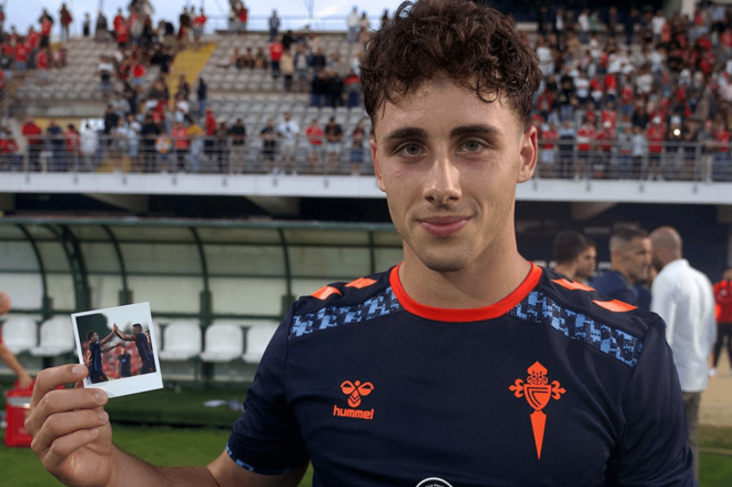 Pablo Durán con la foto de la celebración de su gol (Foto: RC Celta).