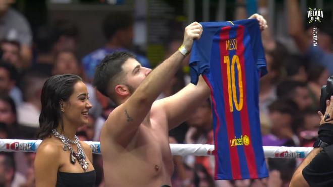 La Cobra silencia al Santiago Bernabéu con una camiseta de Leo Messi tras ganar su combate en La V