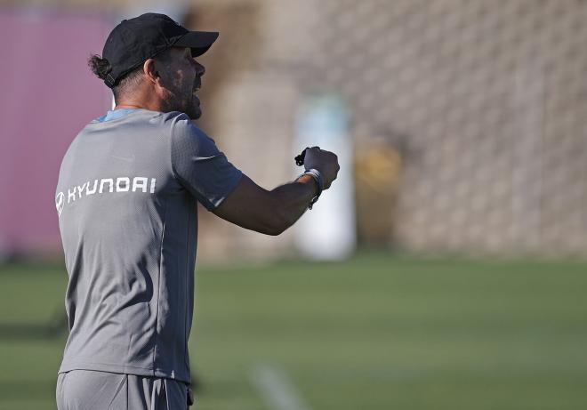 Diego Pablo Simeone dirige en una sesión del Atlético (Foto: ATM).