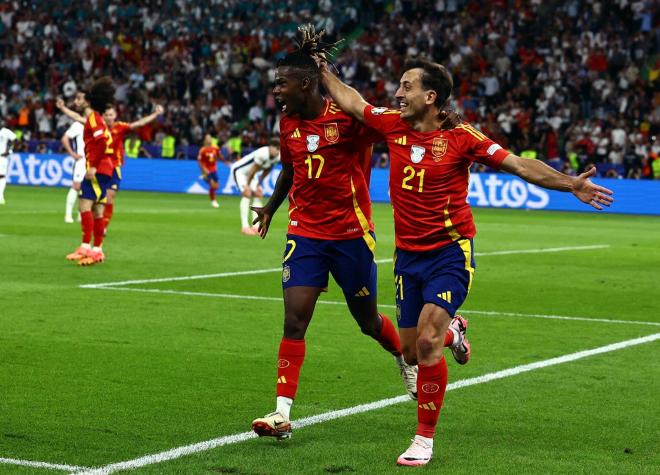 Mikel Oyarzabal y Nico Williams celebran el gol que proclama a España campeona (Foto: EFE).