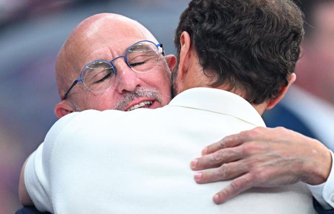 Luis de la Fuente abrazando a Southgate (Cordon Press)