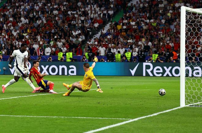 El momento en que Mikel Oyarzabal marca el gol del triunfo de España (Foto: EFE).