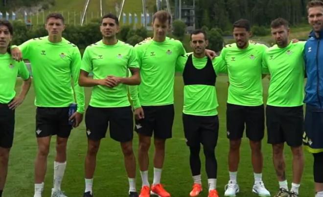 Los jugadores del Betis desde la concentración de Austria.