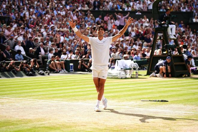 Carlos Alcaraz celebra su segundo título de Wimbledon (Foto: Cordon Press).