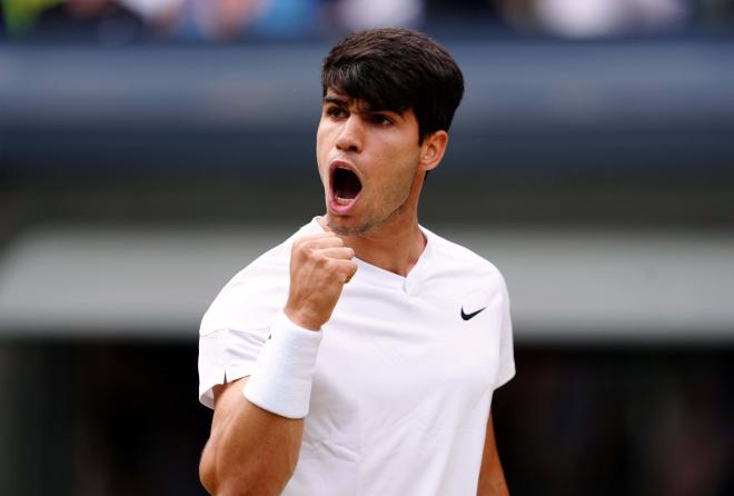 Carlos Alcaraz celebra un punto ante Djokovic en la final de Wimbledon (Foto: Cordon Press).