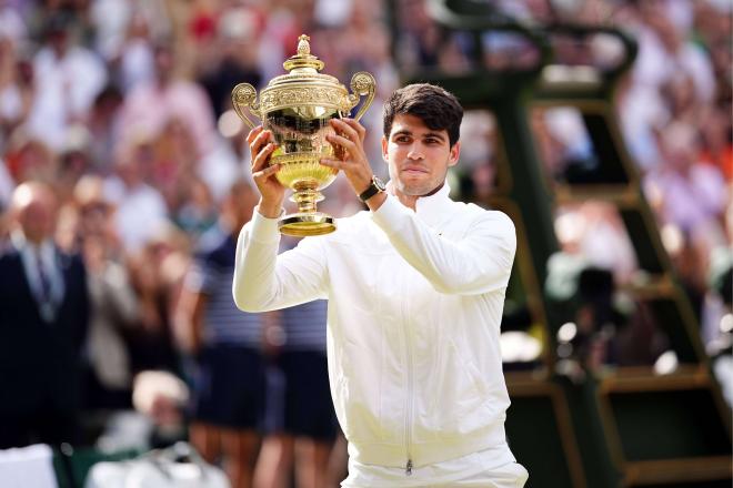 Carlos Alcaraz posa con su segundo trofeo de Wimbledon (Foto: Cordon Press).