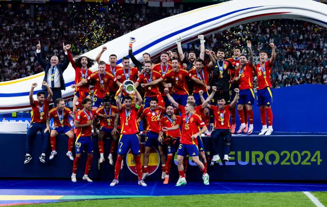 Álvaro Morata eleva la Eurocopa de España en Berlín (Foto: SeFutbol).