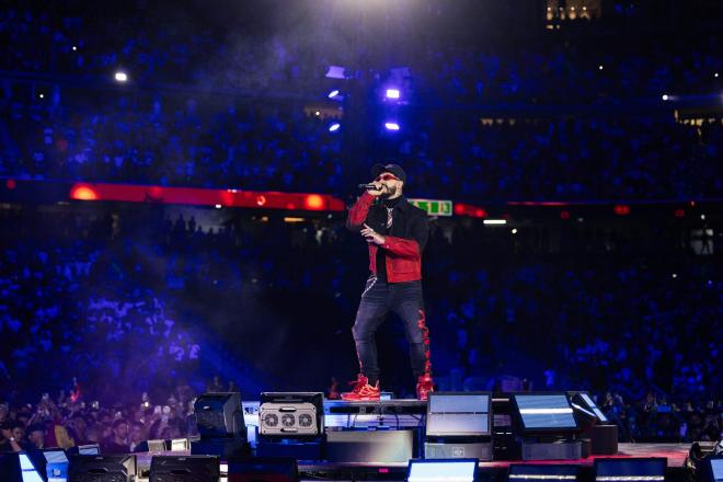 Anuel AA cantando en el Santiago Bernabéu (Europa Press)