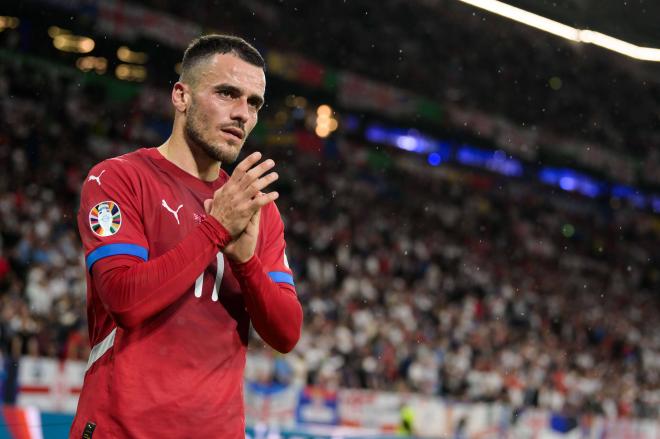 Filip Kostic, en un partido con Serbia en la Eurocopa (Foto: Cordon Press).