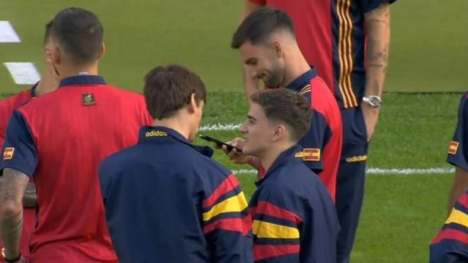 Gavi, junto a varios jugadores de la Selección Española..