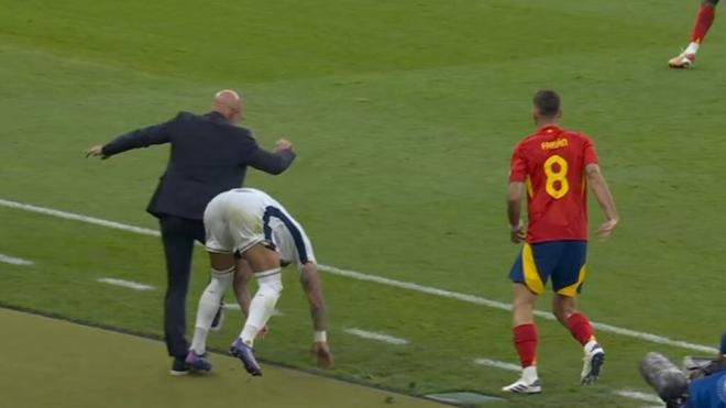 Kyle Walker choca contra Luis de la Fuente y acaba peor el futbolista (RTVE)