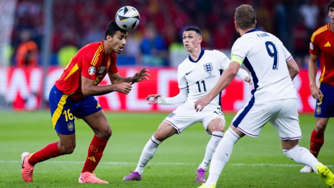 Rodrigo ante Foden en el España-Inglaterra de la Eurocopa 2024 (foto: sefutbol).