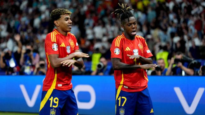 Lamine Yamal y Nico Williams, celebrando durante el España-Inglaterra (foto: Cordon Press).