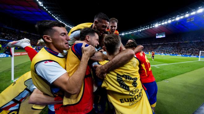 Los jugadores de la Selección Española celebran el gol de Mikel Oyarzabal en el España-Inglaterr