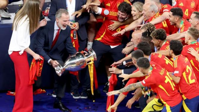 Felipe VI levanta el título de la Eurocopa ante los jugadores de España.