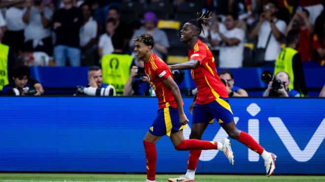 Lamine Yamal y Nico Williams celebrando el gol ante Inglaterra en la Eurocopa de Alemania (X: @SEFutbol)