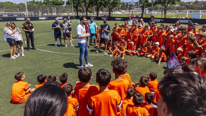 Rafa Mir visita el Campus (Foto: Valencia CF).