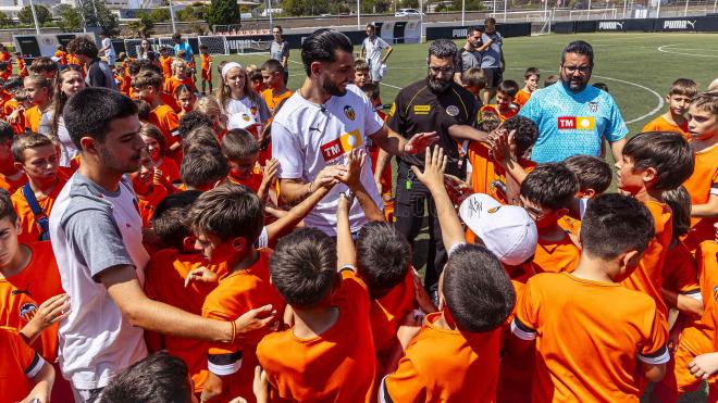 Rafa Mir visita el Campus (Foto: Valencia CF).