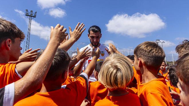 Rafa Mir visita el Campus (Foto: Valencia CF).