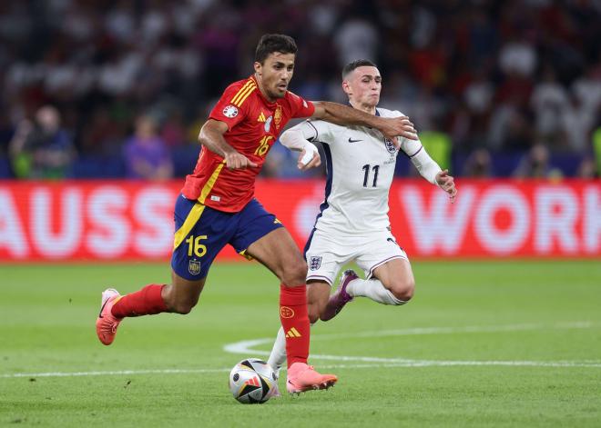 Rodrigo Hernández, ante Foden en la final de la Eurocopa (Foto: Cordon Press).