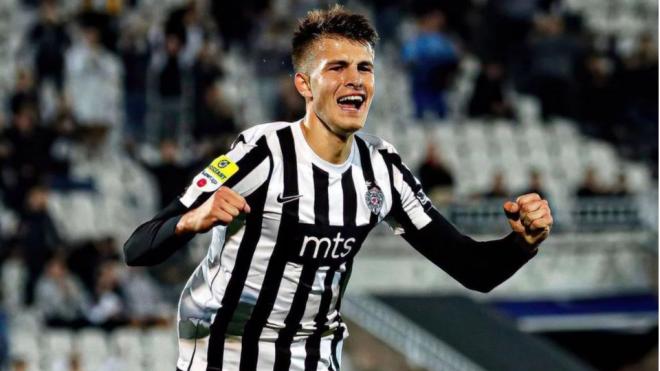 Samed Bazdar celebra un gol con el Partizán de Belgrado.