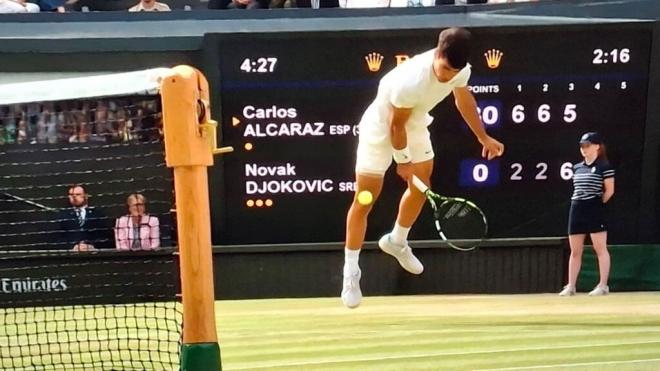 Carlos Alcaraz durante un punto de la final de Wimbledon (Redes sociales)