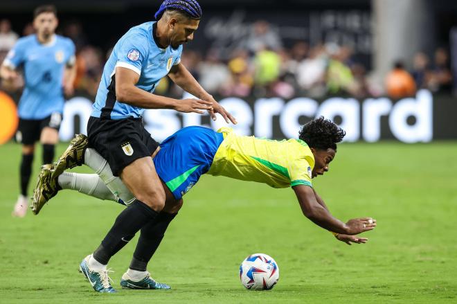 Ronald Araujo, durante el partido ante Brasil (Foto: Cordon Press).