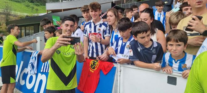 Carlos Fernández se hace una foto con unos jóvenes aficionados (Foto: DMQ).