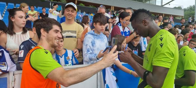 Aritz Elustondo y Sadiq firman autógrafos en Zubieta (Foto: ElDesmarque).