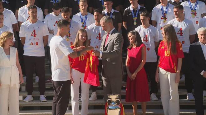 Álvaro Morata le entrega la camiseta de campeones al Rey Felipe VI