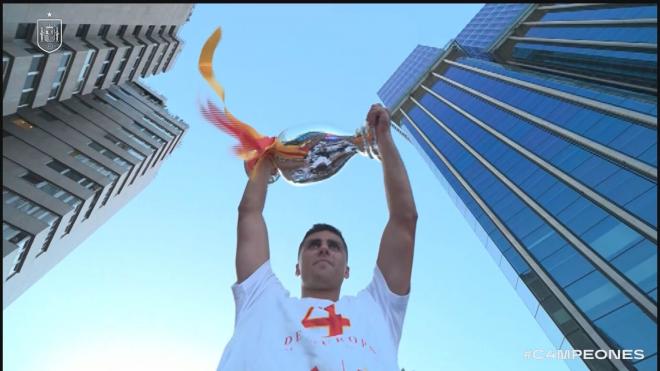 Rodri levantando la Eurocopa en el autobús