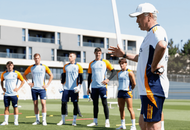 Carlo Ancelotti da la bienvenida en Valdebebas a la plantilla del Real Madrid (Foto: RM).