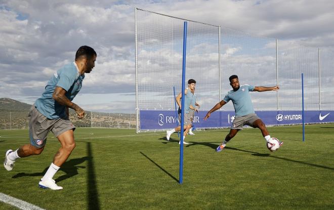 Ángel Correa y Thomas Lemar, en una sesión del Atlético en San Rafael (Foto: ATM).