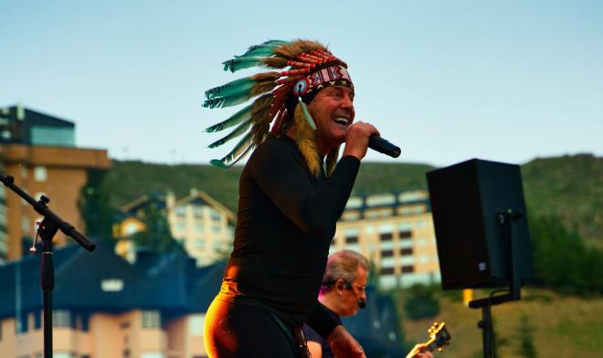 Imágenes de un concierto de Apache en Sierra Nevada.