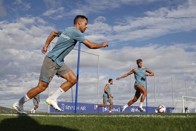 César Azpilicueta y Marcos Llorente, en una sesión del Atlético en San Rafael (Foto: ATM).