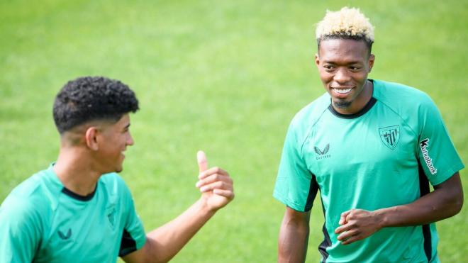 Malcom Adu Ares y su primo Ávaro Djaló, juntos entrenando en Lezama antes de su salida a Zaragoza (Foto: Athletic Club).