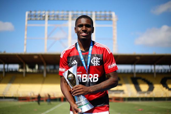 Evertton Araújo, con un trofeo en el Flamengo (Foto: Cordon Press).