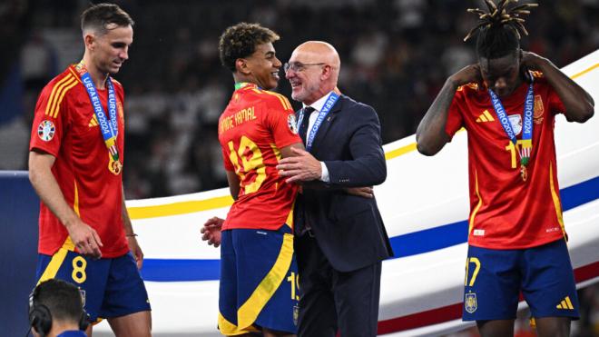 Lamine Yamal y Luis de la Fuente durante la recepción de medallas tras la victoria de España en la Eurocopa