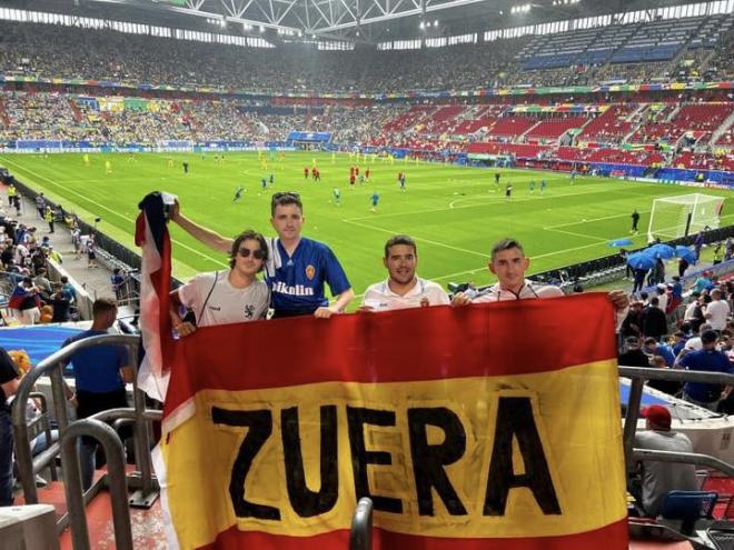 Aficionados blanquillos ven a España en la Eurocopa (Foto: Real Zaragoza).