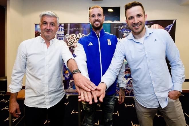 Aarón Escandell, con Roberto Suárez (Foto: Real Oviedo).