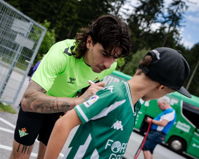 Bellerín, firmando autógrafos en Austria (Foto: RBB)